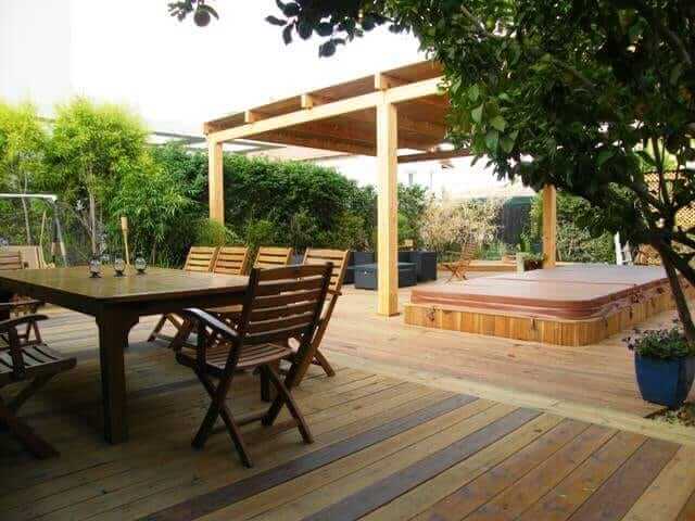 דק בבית פרטי